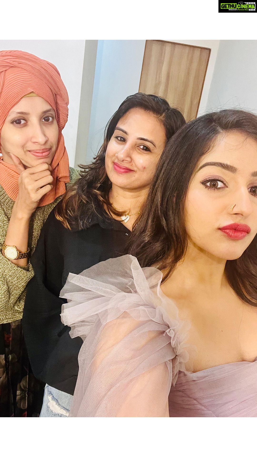 Malavika Menon Instagram - 😁🥰🌸 @aswathi_sasidharan__ @laamiya.c.k #trendingreels #instagood #instagram #mm #hashtag #today