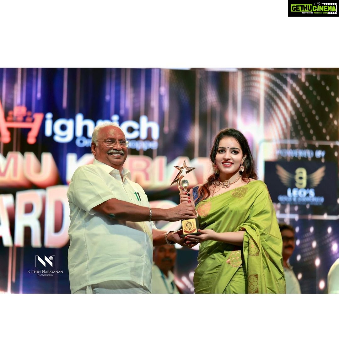 Malavika Menon Instagram - പതിനഞ്ചാമത് രാമു കാര്യാട്ട് അവാർഡ് നിശയിൽ ജനപ്രിയ നടിയ്ക്കുള്ള അംഗീകാരം സമ്മാനിച്ചതിന് ജനകീയ സൗഹൃദവേദി സംഘാടകർക്ക് എന്റെ നന്ദിയും, സ്നേഹവും അറിയിക്കുന്നു!✨🌸🙏 Pc @nithinnarayanan_ Best wishes to @2gathereventss 👍🏻