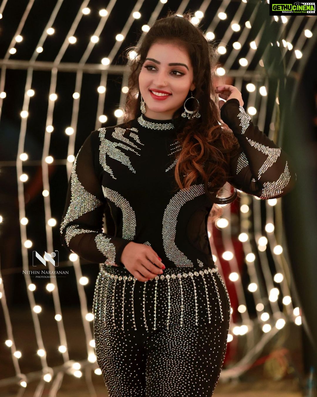 Malavika Menon Instagram - #photography #performance #bollywoodsongs #dancelikenooneiswatching ✨ Pc @nithinnarayanan_ Mua @smart_fashions_world @magik_makeover