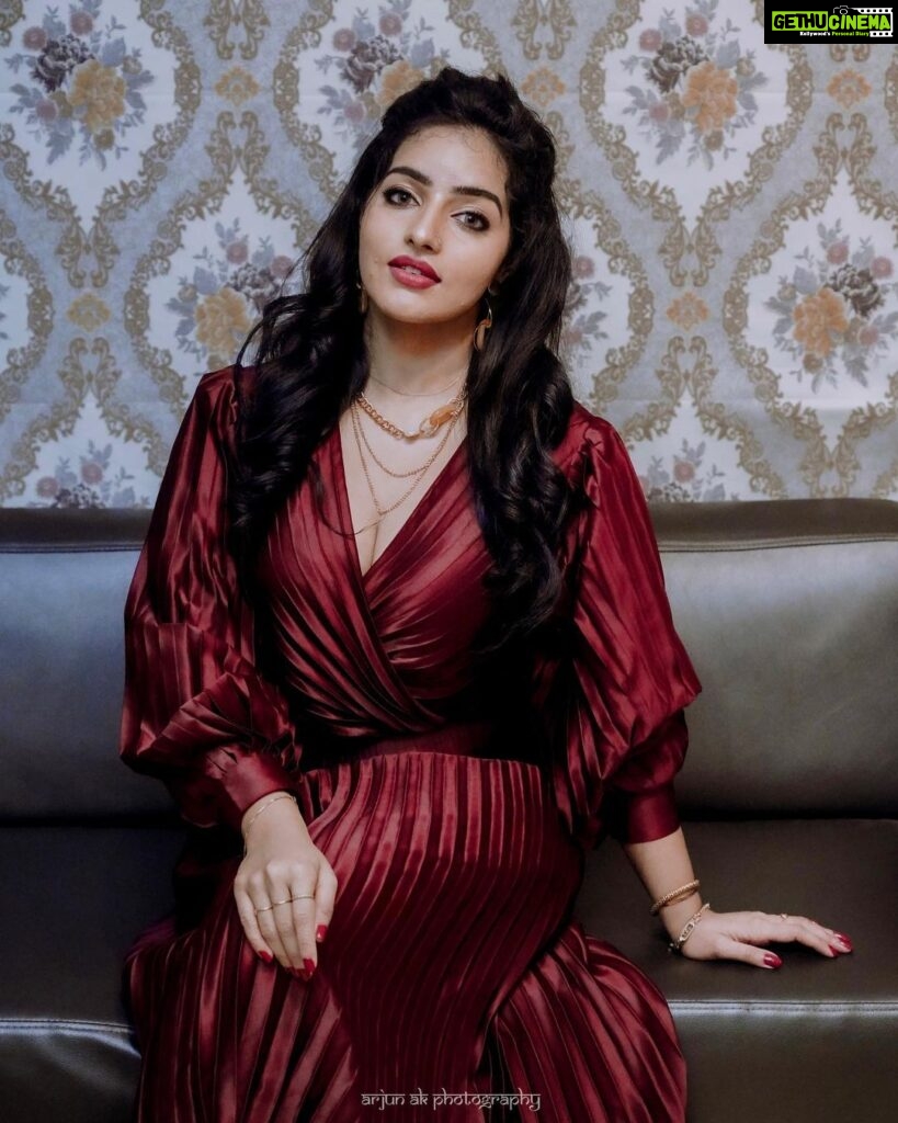 Malavika Menon Instagram - I could come up with a catchy caption but I already got your attention 😉❤️ Shot @_arjun_ak__ Wearing @r&g