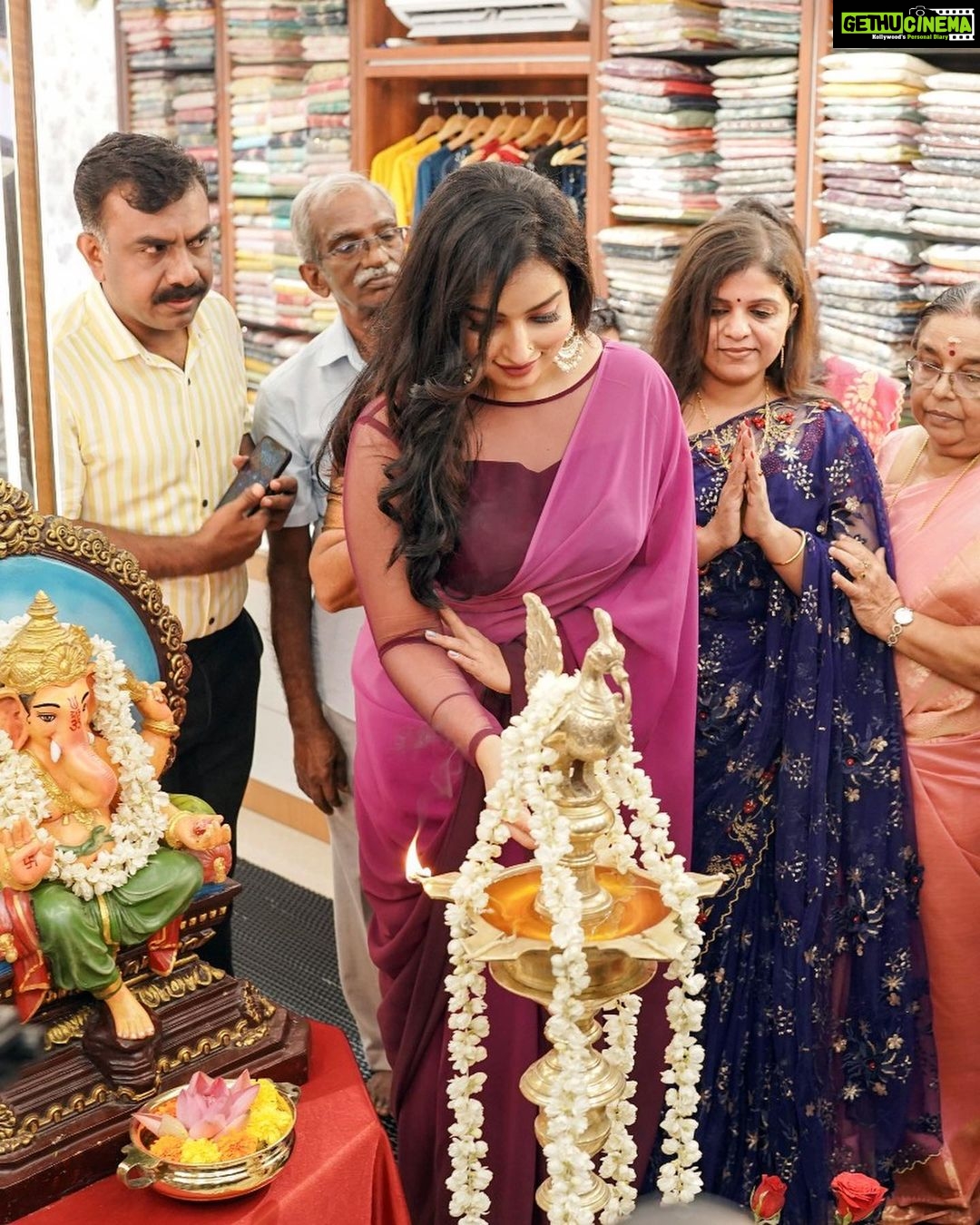 Malavika Menon Instagram - Congratulations and Best Wishes on your Grand Opening! May your business prosper in the coming years! 💖💖💖💖💖 Wearing @yla_designs @yla_online 🥰 Mua @sreegeshvasan_makeupartist 🥰