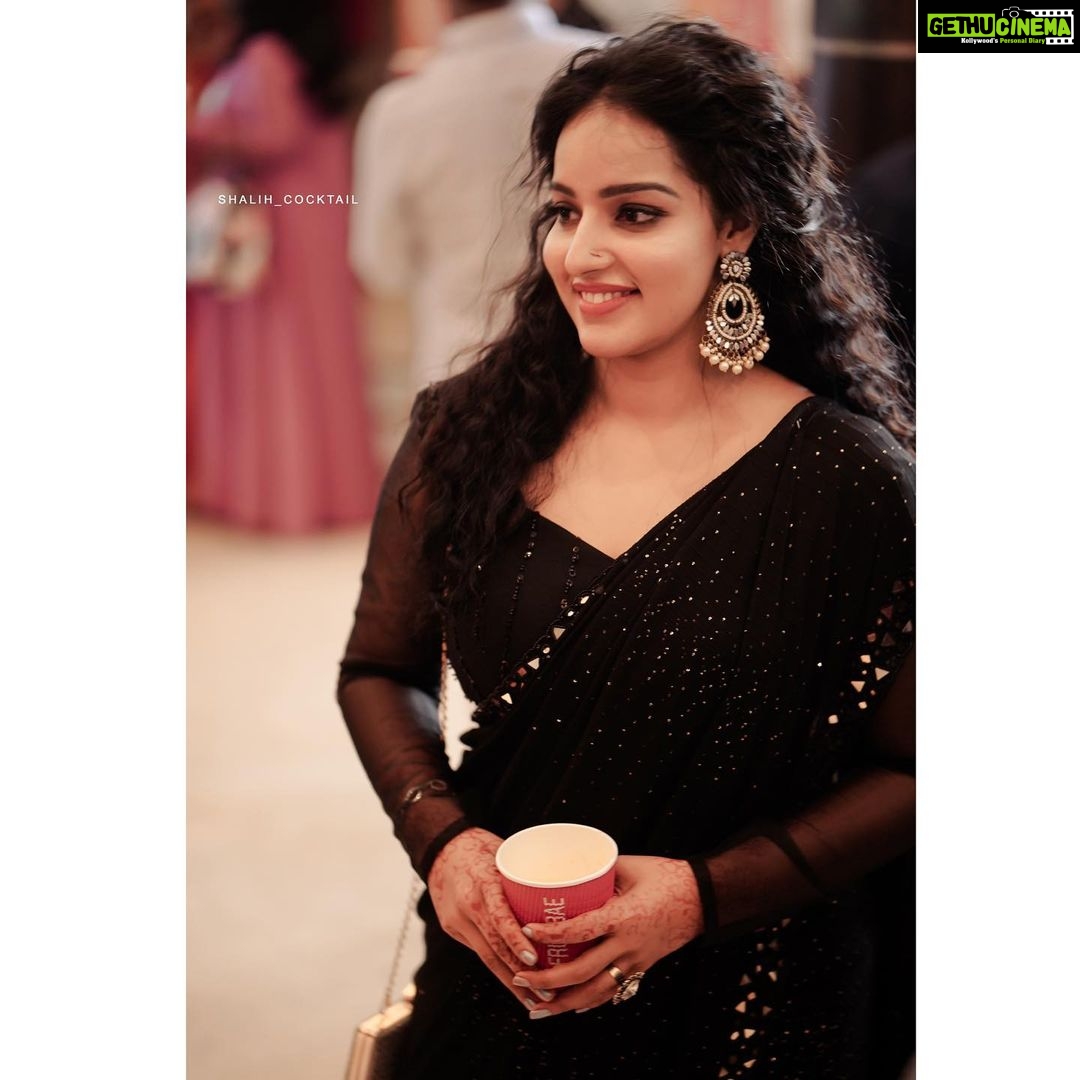 Malavika Menon Instagram - One can never go wrong with a classic elegant and timeless black dress🖤♠️♥️ wearing @jasofashions Mua @sreegeshvasan_makeupartist Click @shalih_cocktail