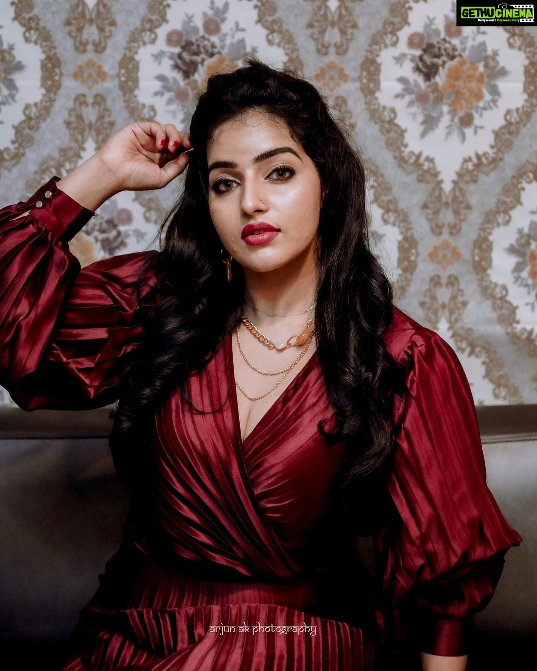 Malavika Menon Instagram - I could come up with a catchy caption but I already got your attention 😉❤️ Shot @_arjun_ak__ Wearing @r&g