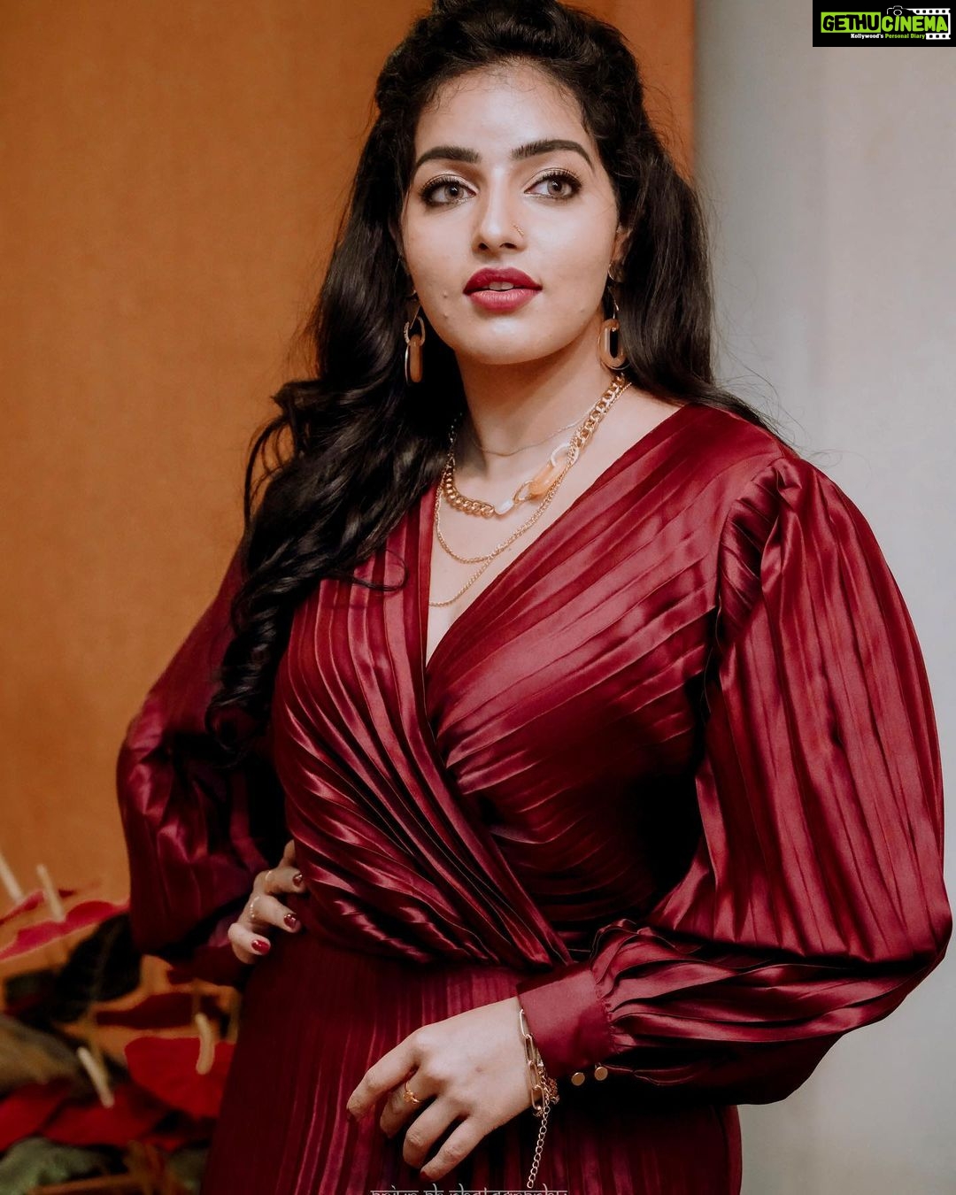 Malavika Menon Instagram - I could come up with a catchy caption but I already got your attention 😉❤️ Shot @_arjun_ak__ Wearing @r&g