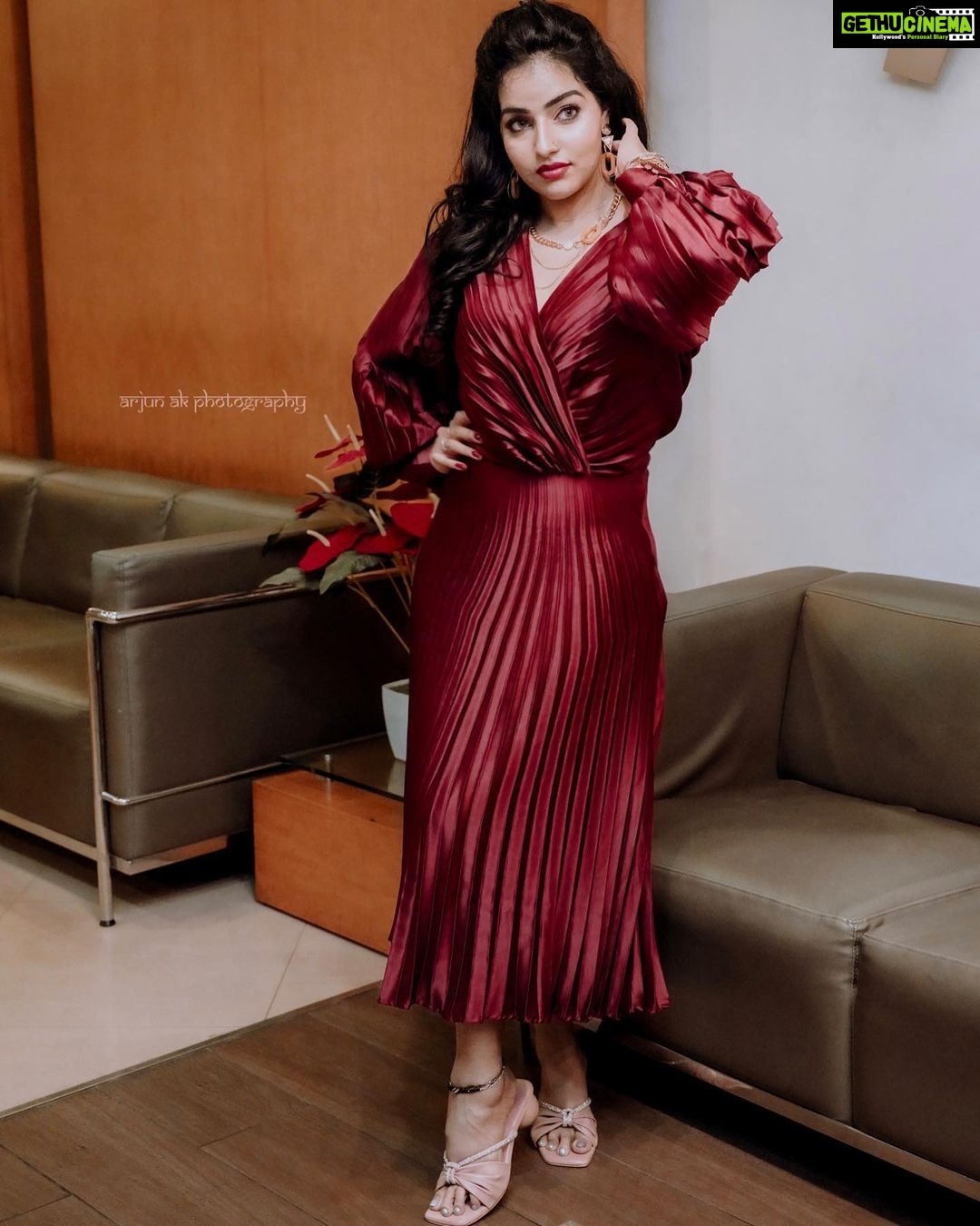 Malavika Menon Instagram - I could come up with a catchy caption but I already got your attention 😉❤️ Shot @_arjun_ak__ Wearing @r&g
