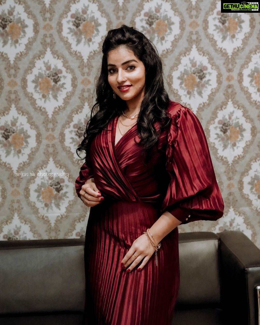 Malavika Menon Instagram - I could come up with a catchy caption but I already got your attention 😉❤️ Shot @_arjun_ak__ Wearing @r&g