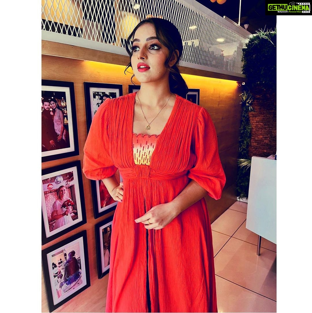 Malavika Menon Instagram - Oh orange 🍊 Mua @unboxunisexsalon Wearing @jasofashions
