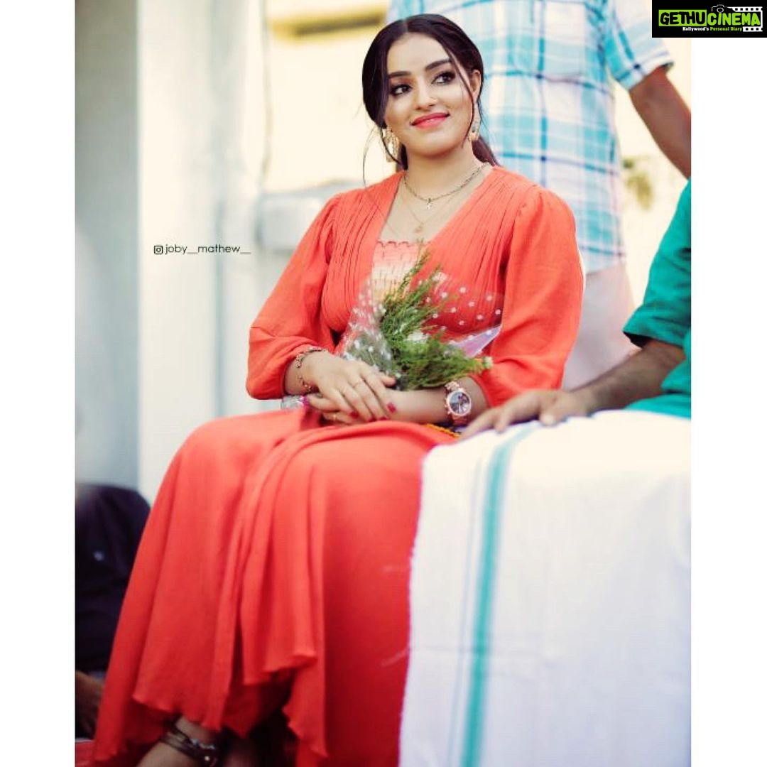 Malavika Menon Instagram - Oh orange 🍊 Mua @unboxunisexsalon Wearing @jasofashions