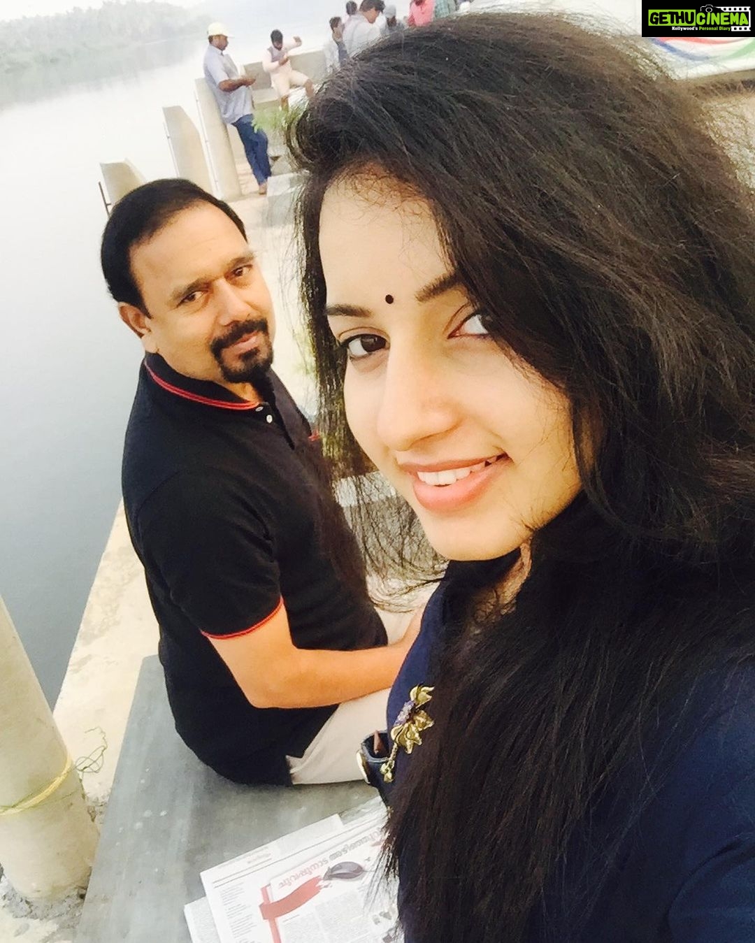Malavika Menon Instagram - Happy Father’s Day acha😘🥰🤗♥️🤗🤗🤗🤗🤗😙love yew….♥️🌈 #fathersday