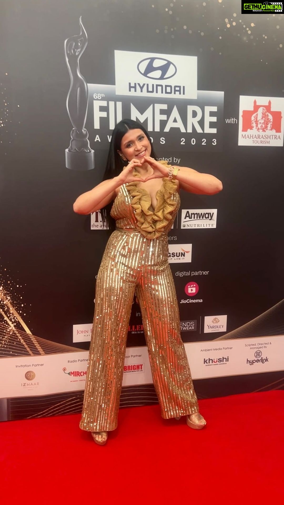 Mannara Instagram - A little ‘FILMFARE’ night Sparkle Outfit : @nikhitatandon Styled by : @nikhitatandon Footwear: @vincecamuto Jewellery : @michaelkors @bmbjewelsofficial Managed by : @khushboobajpai06 Location : #jioworldcentre #mumbai