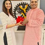 Meenakshi Chaudhary Instagram - Here’s welcoming my new student, @meenakshichaudhary006 a pageant titleholder and a phenomenal actress of Indian cinema to our Kathak family. I am looking forward to teaching a dedicated student like you. My blessings are always with you, keep shining 🌟 Nateshwar Nritya Kala Mandir - Kathak Institute of Late Natraj Gopi Krishna