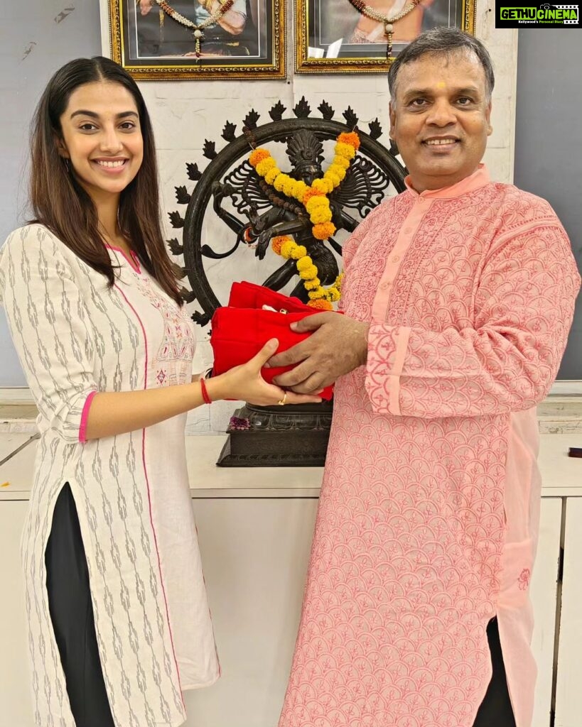 Meenakshi Chaudhary Instagram - Here’s welcoming my new student, @meenakshichaudhary006 a pageant titleholder and a phenomenal actress of Indian cinema to our Kathak family. I am looking forward to teaching a dedicated student like you. My blessings are always with you, keep shining 🌟 Nateshwar Nritya Kala Mandir - Kathak Institute of Late Natraj Gopi Krishna