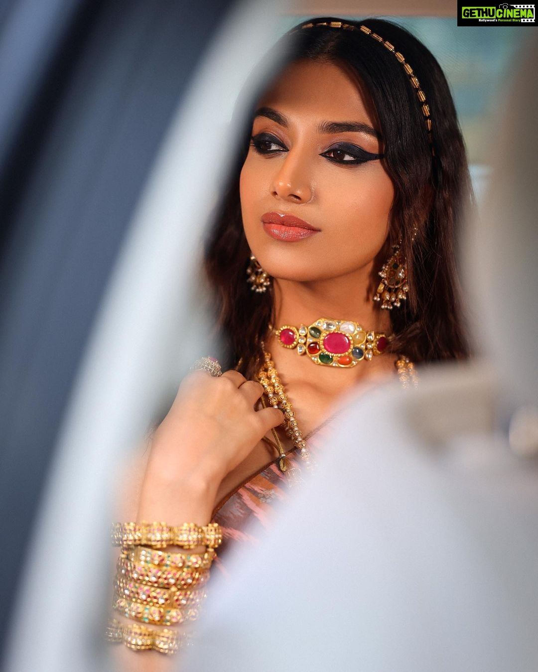 Meenakshi Chaudhary Instagram - Showing the pop of rainbow π that I am π€π€π½ Wearing beautiful work of art jewellery by @kishandasjewellery Styled by the coolest @rashmitathapa In this beautiful outfit by @saundhindia The make up in this entire shoot was just so π₯Ήπ€π½β¨β€οΈβ€οΈ thank you @boithoque for making me look like a qweennn π₯° and ofcourse captured so beautifully by the best @pranav.foto πΈπ₯Ήβ€οΈ