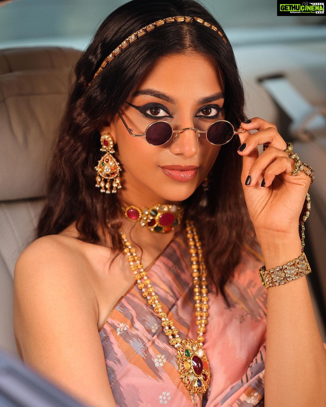 Meenakshi Chaudhary Instagram - Showing the pop of rainbow π that I am π€π€π½ Wearing beautiful work of art jewellery by @kishandasjewellery Styled by the coolest @rashmitathapa In this beautiful outfit by @saundhindia The make up in this entire shoot was just so π₯Ήπ€π½β¨β€οΈβ€οΈ thank you @boithoque for making me look like a qweennn π₯° and ofcourse captured so beautifully by the best @pranav.foto πΈπ₯Ήβ€οΈ