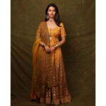 Meenakshi Chaudhary Instagram - 💛🌟🌝 Styled by @rashmitathapa Wearing @poojarajgarhiagupta Jewellery @sheetalzaveribyvithaldas Shot by @pranav.foto Assisted by @wallofashion_ Hair @chinnisrinu_stylist Make up @chadarasapallivamsikrishna