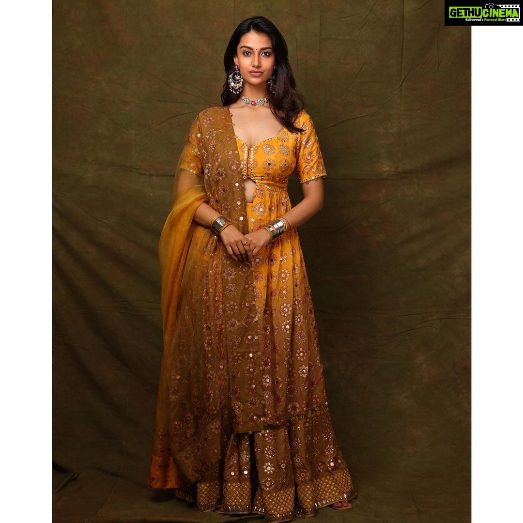 Meenakshi Chaudhary Instagram - πππ Styled by @rashmitathapa Wearing @poojarajgarhiagupta Jewellery @sheetalzaveribyvithaldas Shot by @pranav.foto Assisted by @wallofashion_ Hair @chinnisrinu_stylist Make up @chadarasapallivamsikrishna