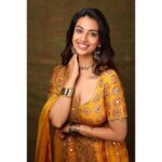 Meenakshi Chaudhary Instagram - 💛🌟🌝 Styled by @rashmitathapa Wearing @poojarajgarhiagupta Jewellery @sheetalzaveribyvithaldas Shot by @pranav.foto Assisted by @wallofashion_ Hair @chinnisrinu_stylist Make up @chadarasapallivamsikrishna