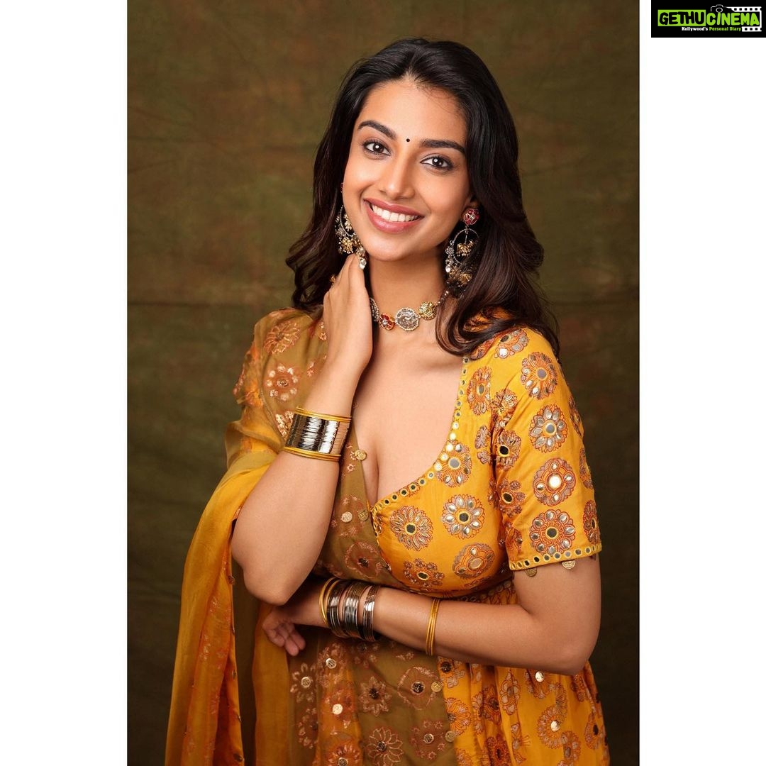 Meenakshi Chaudhary Instagram - πππ Styled by @rashmitathapa Wearing @poojarajgarhiagupta Jewellery @sheetalzaveribyvithaldas Shot by @pranav.foto Assisted by @wallofashion_ Hair @chinnisrinu_stylist Make up @chadarasapallivamsikrishna
