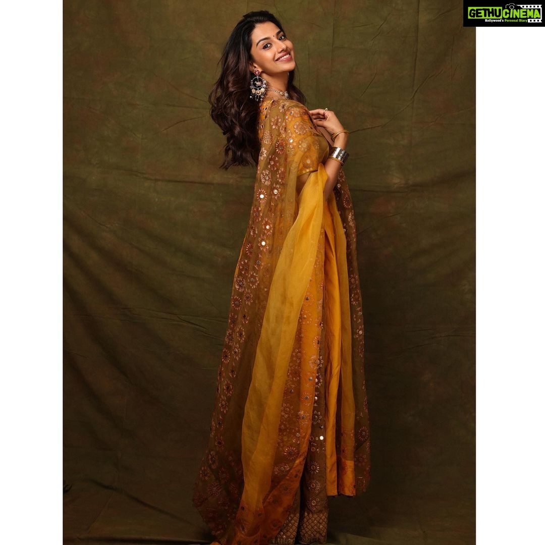 Meenakshi Chaudhary Instagram - πππ Styled by @rashmitathapa Wearing @poojarajgarhiagupta Jewellery @sheetalzaveribyvithaldas Shot by @pranav.foto Assisted by @wallofashion_ Hair @chinnisrinu_stylist Make up @chadarasapallivamsikrishna