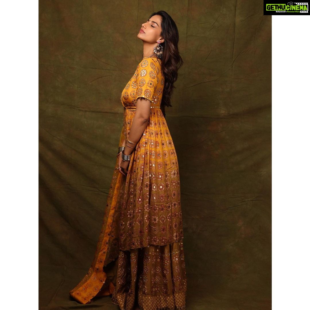 Meenakshi Chaudhary Instagram - πππ Styled by @rashmitathapa Wearing @poojarajgarhiagupta Jewellery @sheetalzaveribyvithaldas Shot by @pranav.foto Assisted by @wallofashion_ Hair @chinnisrinu_stylist Make up @chadarasapallivamsikrishna
