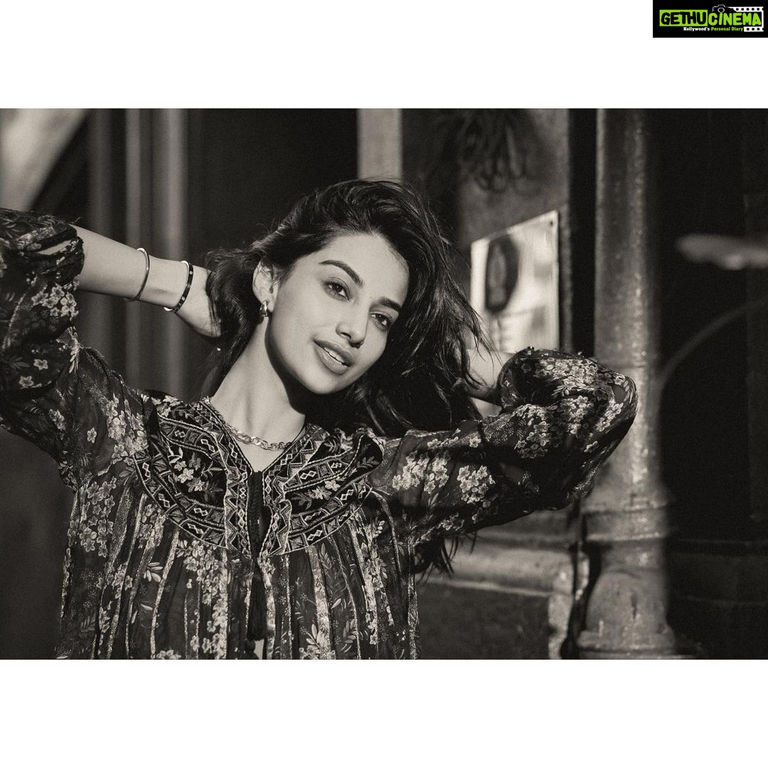 Meenakshi Chaudhary Instagram - Thoda black and white ho jaaye ? 😉✨ 📸 @pranav.foto