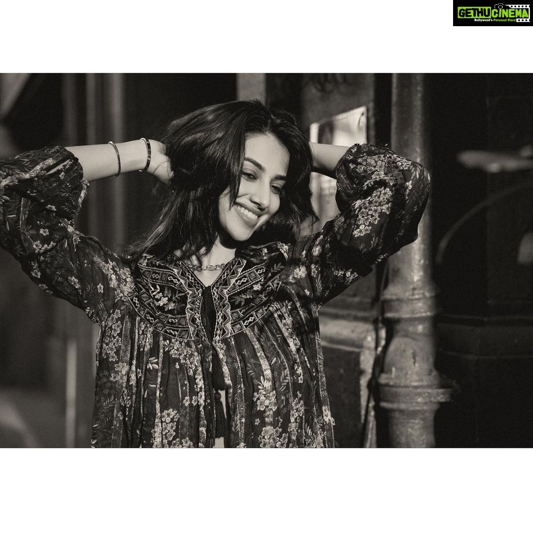 Meenakshi Chaudhary Instagram - Thoda black and white ho jaaye ? 😉✨ 📸 @pranav.foto