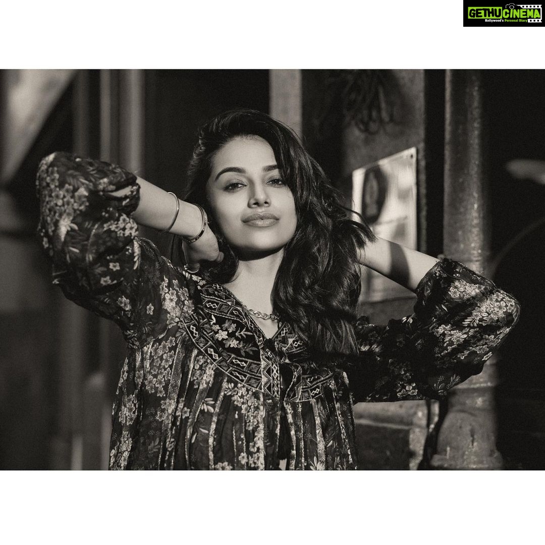 Meenakshi Chaudhary Instagram - Thoda black and white ho jaaye ? 😉✨ 📸 @pranav.foto
