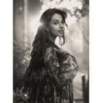 Meenakshi Chaudhary Instagram - Thoda black and white ho jaaye ? 😉✨ 📸 @pranav.foto