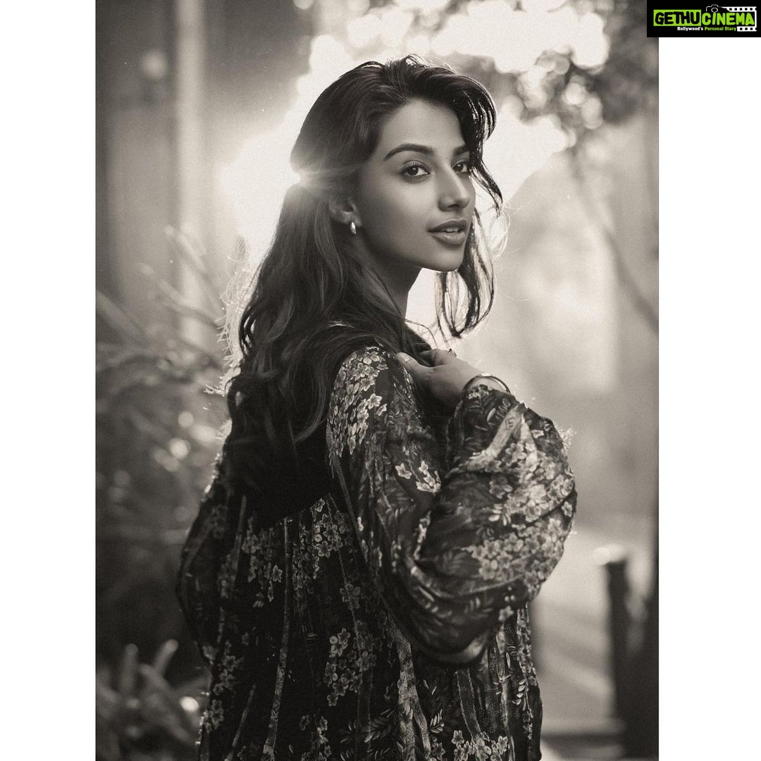 Meenakshi Chaudhary Instagram - Thoda black and white ho jaaye ? 😉✨ 📸 @pranav.foto