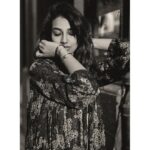 Meenakshi Chaudhary Instagram - Thoda black and white ho jaaye ? 😉✨ 📸 @pranav.foto