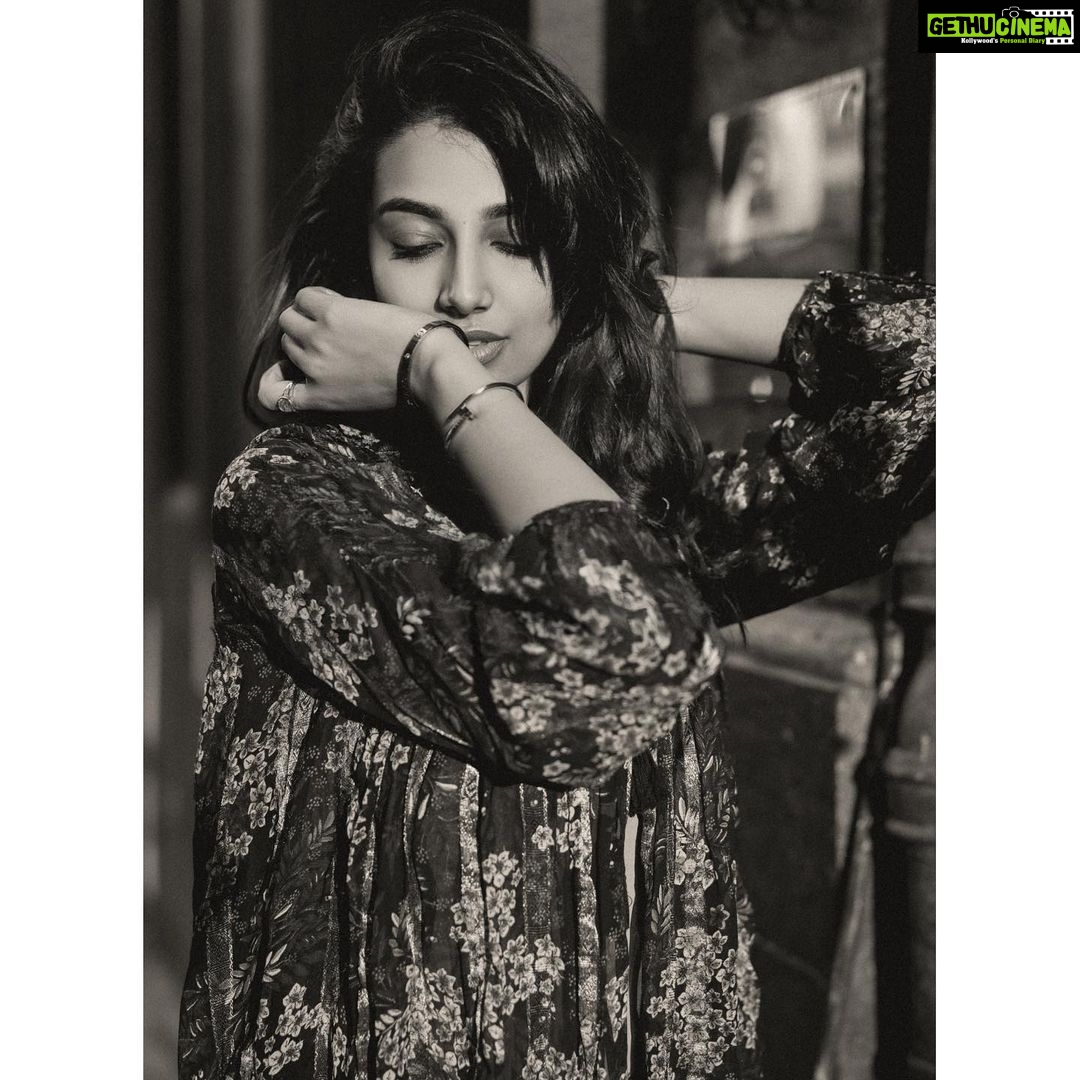 Meenakshi Chaudhary Instagram - Thoda black and white ho jaaye ? 😉✨ 📸 @pranav.foto