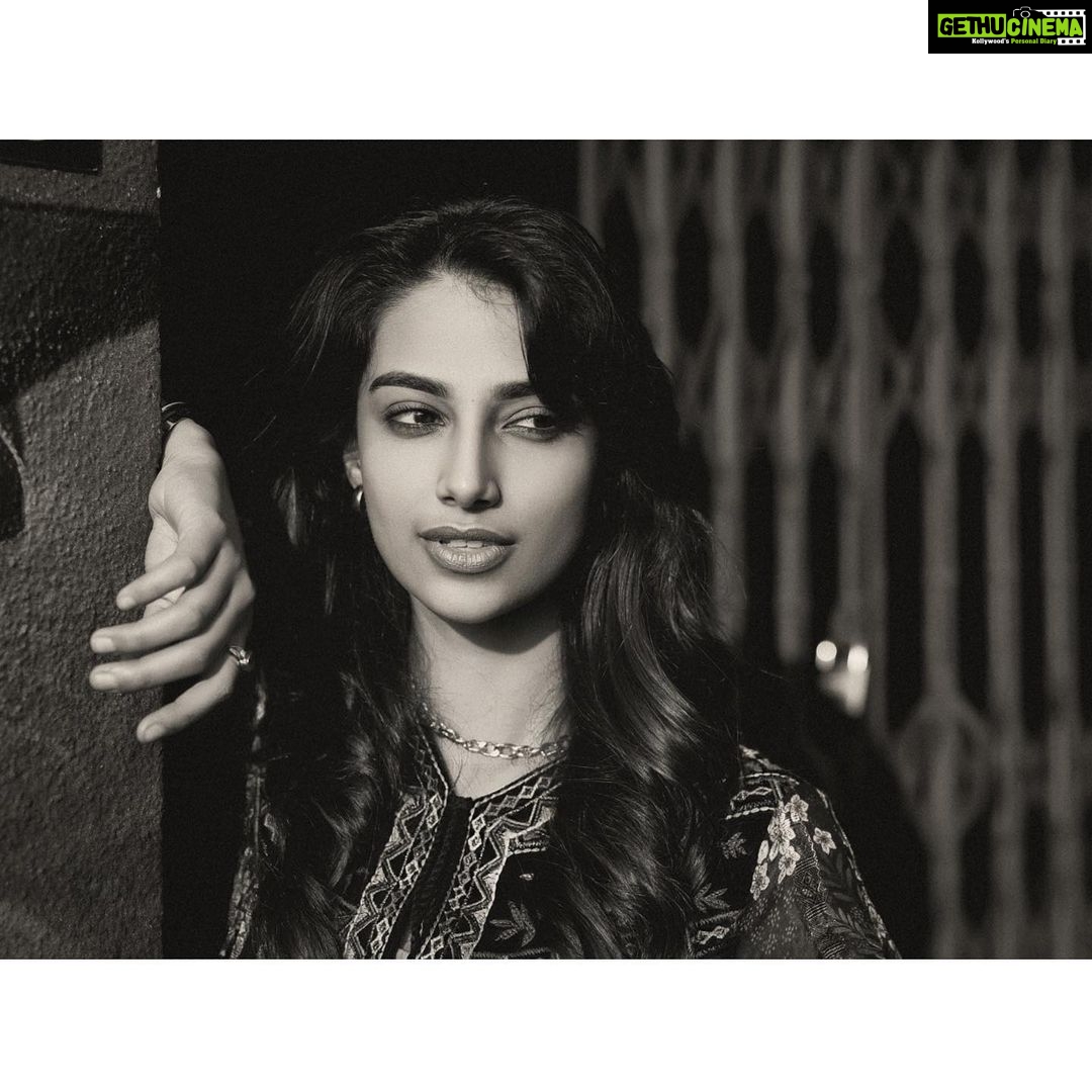 Meenakshi Chaudhary Instagram - Thoda black and white ho jaaye ? 😉✨ 📸 @pranav.foto