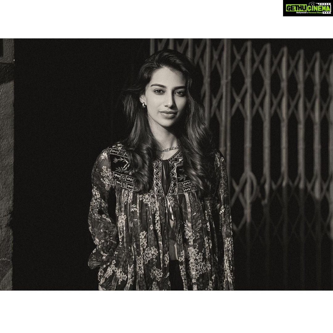 Meenakshi Chaudhary Instagram - Thoda black and white ho jaaye ? 😉✨ 📸 @pranav.foto