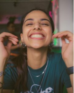 Meenakshi Chaudhary Instagram - मुँबई मेरी जान ❤️💫 Just. Random. Wholesome 🥰 Oohh and thank you @afrographer for these . You’re born for greatness🥹🫰🏽 Just being a tourist in my own city 😌🚶‍♀️ Mumbai, Maharashtra