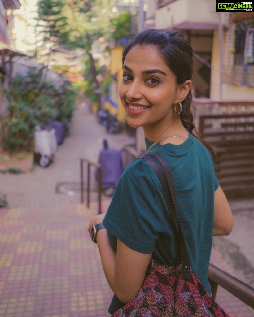 Meenakshi Chaudhary Instagram - मुँबई मेरी जान ❤️💫 Just. Random. Wholesome 🥰 Oohh and thank you @afrographer for these . You’re born for greatness🥹🫰🏽 Just being a tourist in my own city 😌🚶‍♀️ Mumbai, Maharashtra