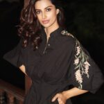 Meenakshi Chaudhary Instagram - 🖤🖤🖤 Felt super comfy yet fab in this custom made pretty apparel . Thank you @ekdhaaga.ed 🖤 . . Styled by - @riechamallick Outfit - @ekdhaaga.ed Muah- @thimmappa180