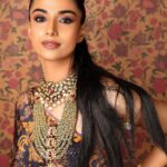 Meenakshi Chaudhary Instagram - The ponytail saga ☘️ 🐞 📸 @pranav.foto Styling @rashmitathapa Muah @boithoque Outfit @saundhindia Jewellery @kishandasjewellery