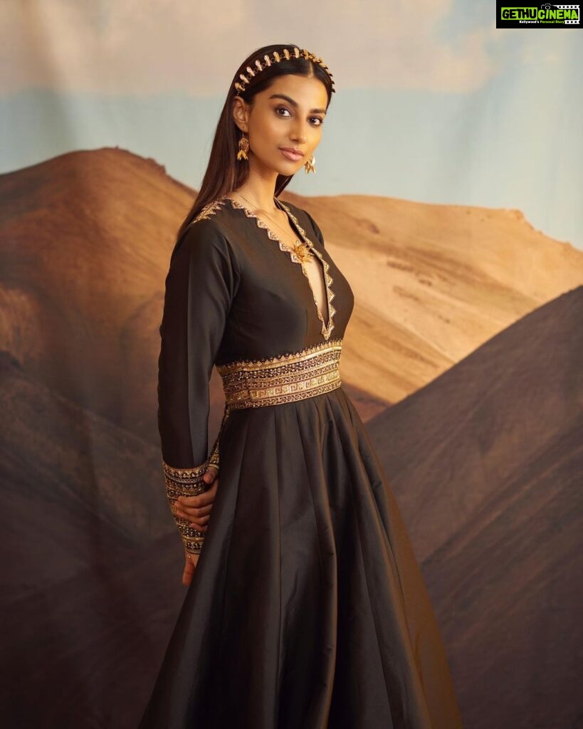 Meenakshi Chaudhary Instagram - Mentally travelling to Egypt 🏜️ Styled by - @riechamallick Outfit by - @akarabyshruthi Jewellery - @kalon_artjewellery Make up and hair by @makeuphairbyrahul
