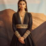 Meenakshi Chaudhary Instagram – Mentally travelling to Egypt 🏜️

Styled by – @riechamallick
Outfit by – @akarabyshruthi
Jewellery – @kalon_artjewellery
Make up and hair by @makeuphairbyrahul