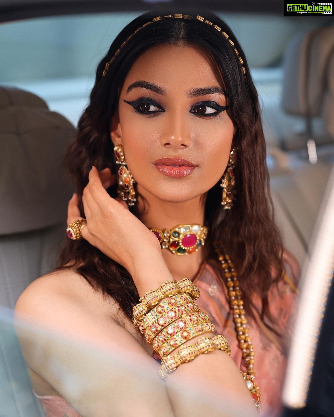 Meenakshi Chaudhary Instagram - Showing the pop of rainbow π that I am π€π€π½ Wearing beautiful work of art jewellery by @kishandasjewellery Styled by the coolest @rashmitathapa In this beautiful outfit by @saundhindia The make up in this entire shoot was just so π₯Ήπ€π½β¨β€οΈβ€οΈ thank you @boithoque for making me look like a qweennn π₯° and ofcourse captured so beautifully by the best @pranav.foto πΈπ₯Ήβ€οΈ