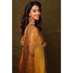 Meenakshi Chaudhary Instagram - 💛🌟🌝 Styled by @rashmitathapa Wearing @poojarajgarhiagupta Jewellery @sheetalzaveribyvithaldas Shot by @pranav.foto Assisted by @wallofashion_ Hair @chinnisrinu_stylist Make up @chadarasapallivamsikrishna
