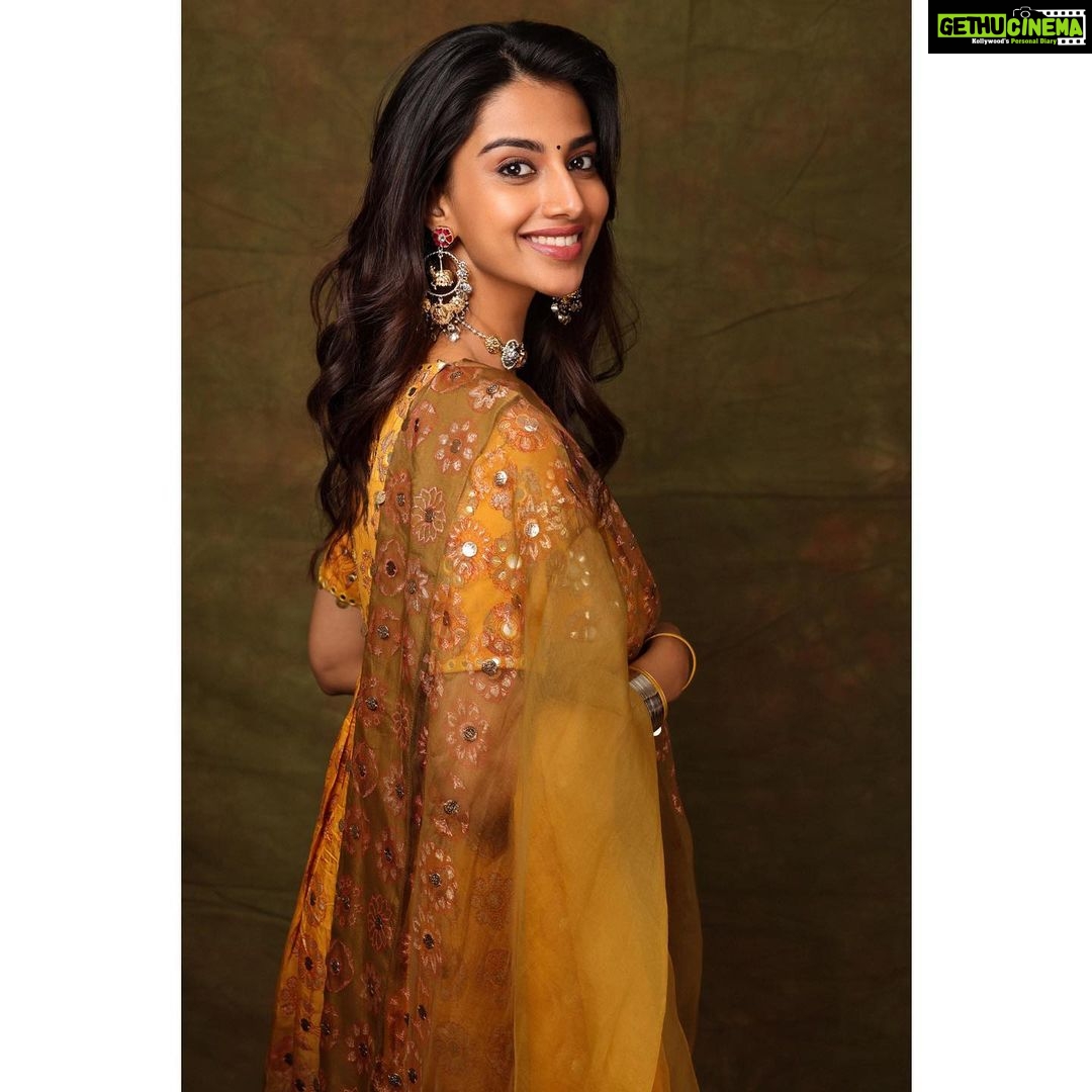 Meenakshi Chaudhary Instagram - πππ Styled by @rashmitathapa Wearing @poojarajgarhiagupta Jewellery @sheetalzaveribyvithaldas Shot by @pranav.foto Assisted by @wallofashion_ Hair @chinnisrinu_stylist Make up @chadarasapallivamsikrishna