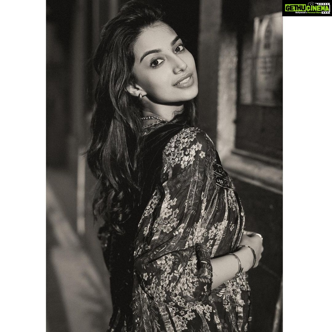 Meenakshi Chaudhary Instagram - Thoda black and white ho jaaye ? 😉✨ 📸 @pranav.foto