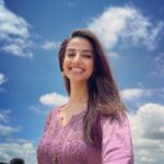 Meenakshi Chaudhary Instagram – Garam garam chai aur thandi hawa 🥰