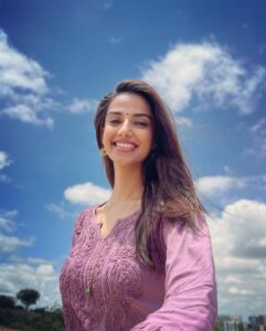 Meenakshi Chaudhary Instagram - Garam garam chai aur thandi hawa 🥰