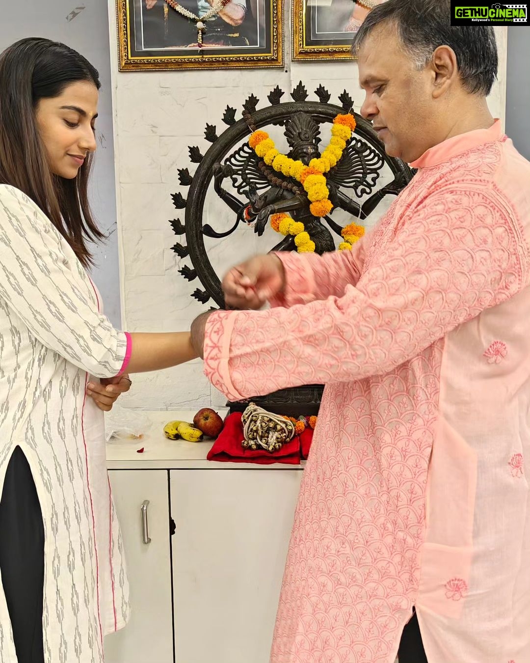 Meenakshi Chaudhary Instagram - Here’s welcoming my new student, @meenakshichaudhary006 a pageant titleholder and a phenomenal actress of Indian cinema to our Kathak family. I am looking forward to teaching a dedicated student like you. My blessings are always with you, keep shining 🌟 Nateshwar Nritya Kala Mandir - Kathak Institute of Late Natraj Gopi Krishna