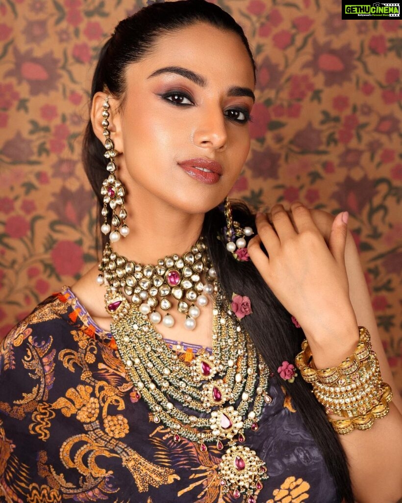 Meenakshi Chaudhary Instagram - The ponytail saga ☘️ 🐞 📸 @pranav.foto Styling @rashmitathapa Muah @boithoque Outfit @saundhindia Jewellery @kishandasjewellery