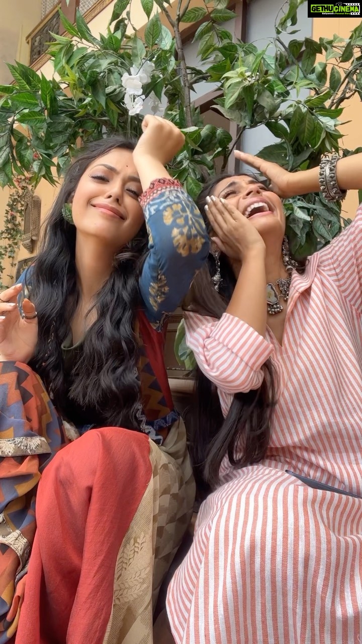 Megha Chakraborty Instagram - Imlie aur Chini ka khulasa 😂 What do you think will happen? 😉 #imliestarplus #chiniisdifferent #chinikidunia #bffs #game #onsetmasti #sisterlove #bestfriendgoals #trendingreels #instagames