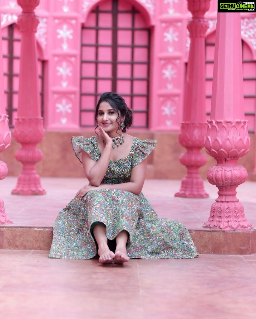 Meghana Lokesh Instagram - Why is pink so pretty ?? 💕🌸🎀👛 Captured by: @narsappa_photography Location : @thefotogarage Outfit : @aishwarya.madhumika_label MUA : @brunda_mua Hair by : @lovemyselfsowmya Jewellery : @vibhajewellers Hyderabad