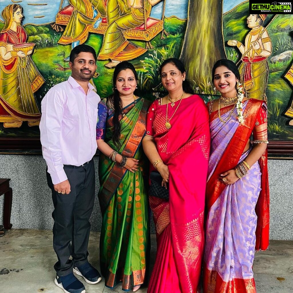 Meghana Lokesh Instagram - Shree ಮದುವೆ photo dump ! #cousingetshitched #weddingcelebration #familytime #funtimes #love #celebration #wedding #cousingetshitched Mysore, Karnataka